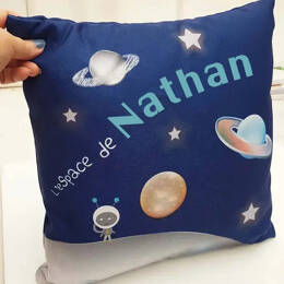 Coussin personnalisé thème espace – Astronaute, planètes et étoiles