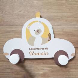 Porte manteau bébé voiture personnalisé – Petit ourson au volant