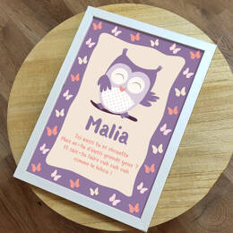 Poster ou cadre comptine parme d'une chouette aux grands yeux