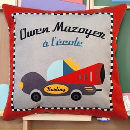 Coussin d'un fan de voiture en route vers l'école