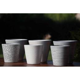 Vase droit artisanal forme V blanc marbre - Odyssée Faïence de Marbre