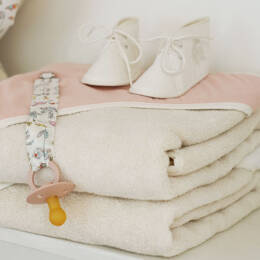 Cape de bain bébé fille en coton bio rose