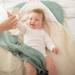 Housse de matelas à langer en gaze de coton bio vert sauge