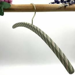 Malvin - Cintres de qualité artisanale : l'élégance à la française