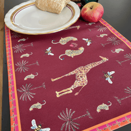 Sets de table - Tissu anti-tâches - Motifs girafes et léopards - Fond uni carmin