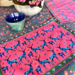 Sets de table - Tissu anti-tache- Motifs cerfs et sangliers - Fond uni rose