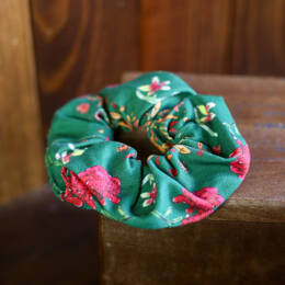Chouchou Mila - Motif fleuri fond vert sapin