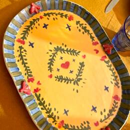 Grand plat - Jaune - fleurs - rayures vertes et bleues