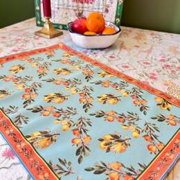 Set de table - Tissu anti-taches - Motifs oranges et citrons - Fond bleu