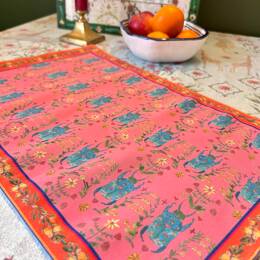 Set de table - Tissu anti-taches - Motifs scarabées et fleurs - Fond rose