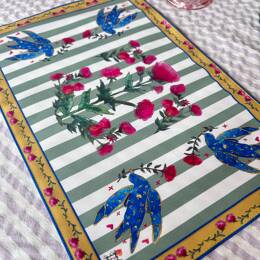 Set de table - Tissu anti-taches - Motifs poésie et fleurs  - Fond rayé blanc et vert