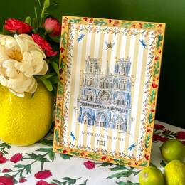 NOTRE DAME de Paris fond rayures jaunes doux et blanches - Cadre jaune fleuri  - 24x33 cm