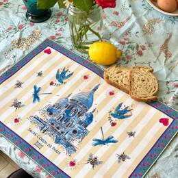 Set de table - Tissu anti-taches - Motifs SACRE CŒUR de Paris - Fond rayé blanc et jaune
