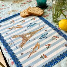 Set de table - Tissu anti-taches - Motifs TOUR EIFFEL de Paris - Fond rayé blanc et bleu