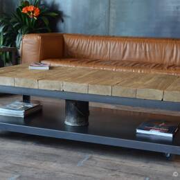 Table Basse Industrielle à Roulettes en Poutres de Chêne - CYBÈLE