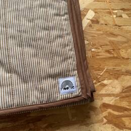 Couverture rayée ocre et beige - Moomie