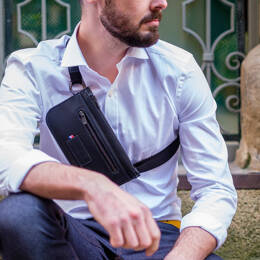 Sac banane noir en cuir souple pour homme