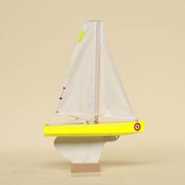 TIROT Voilier Korrigan 24 cm - Coque jaune | bois | dès 3 ans | activité plein air | moment détente intergénérationnel